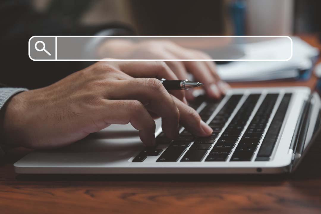 man using semantic search on laptop