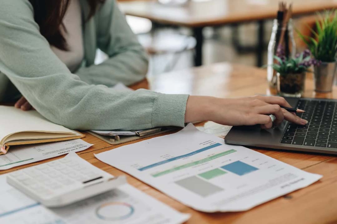 woman on laptop analysing website analytics