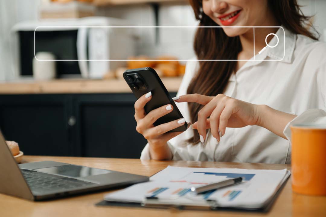 woman using semantic search on her phone